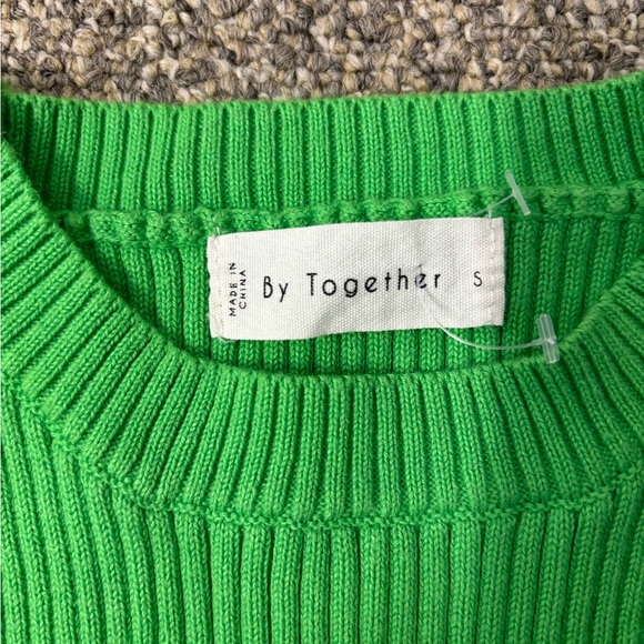 Kelly Green Sleeveless Sweater Vest - Picture 3 of 4